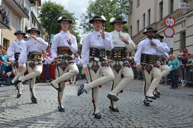 Weekend w Zakopanem nie musi kosztować majątku. Podpowiadany, jak spędzić czas w stolicy Podhala, korzystając z darmowych atrakcji, imprez i rozrywek. Na zdjęciu: parada tancerzy ludowych maszeruje przez Krupówki w czasie Festiwalu Folkloru Ziem Górskich.