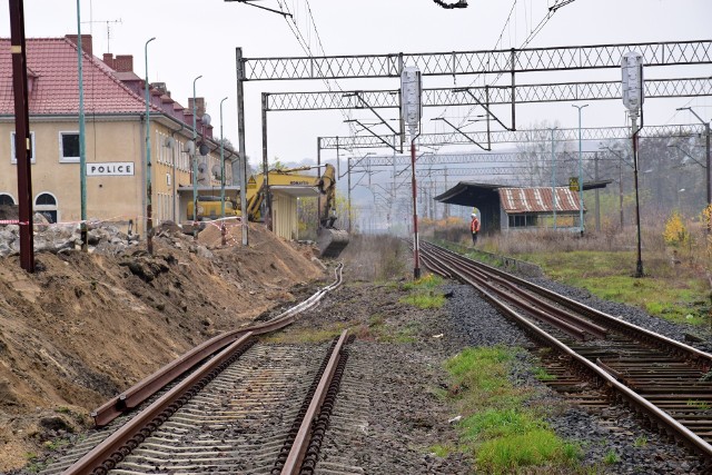 Prace na stacji w Policach są prowadzone w ramach inwestycji budowy Szczecińskiej Kolei Metropolitalnej realizowanej przez PKP Polskie Linie Kolejowe S.A.