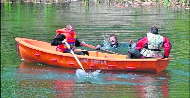 Na "kaczych dołach" utonęło już sporo osób, ćwiczenia odbywały się więc na niebezpiecznym zbiorniku wodnym.