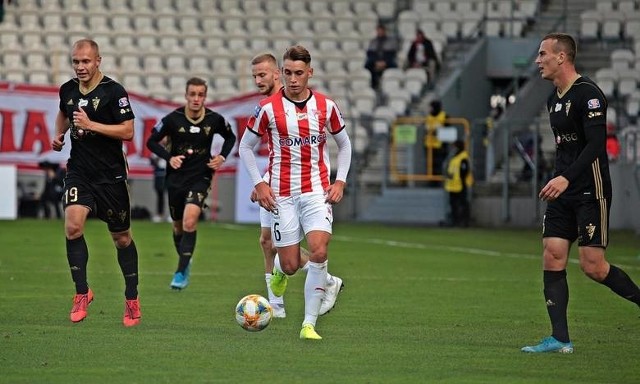 20-latek urodził się w Brzozowie. Pierwsze piłkarskie kroki stawiał w Iskry Przysietnica, następnie w Karpatach Krosno. Do Cracovii trafił w sezonie 2015/16. Jesienią wystąpił w 17 ligowych spotkaniach w barwach "Pasów".