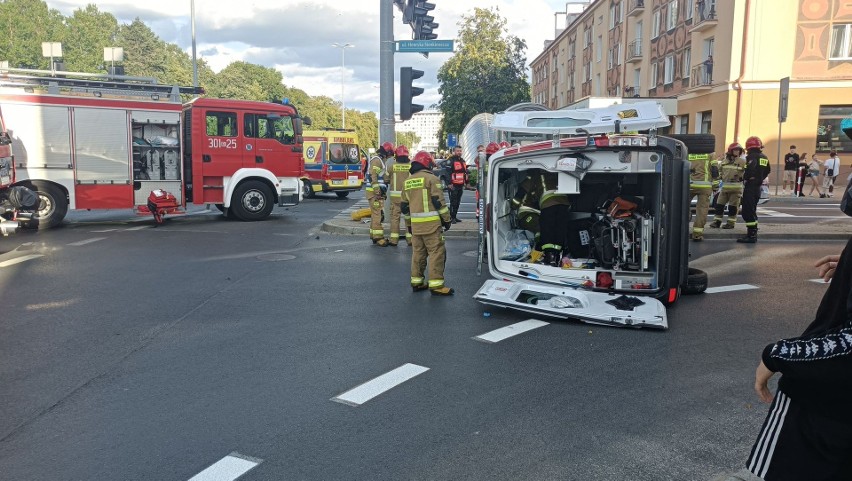 Wypadek karetki w centrum Białegostoku. Dwie osoby ranne na...