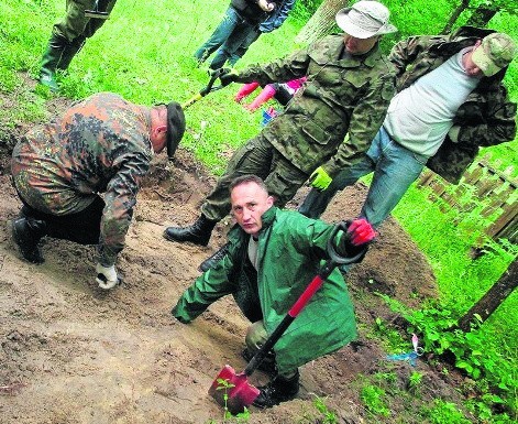 Polacy i Ukraińcy podczas prac ekshumacyjnych na Wołyniu