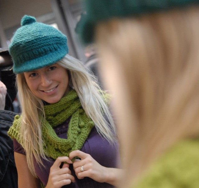 Anna Klingbein prezentuje najnowszy model beretu i długi szalik.