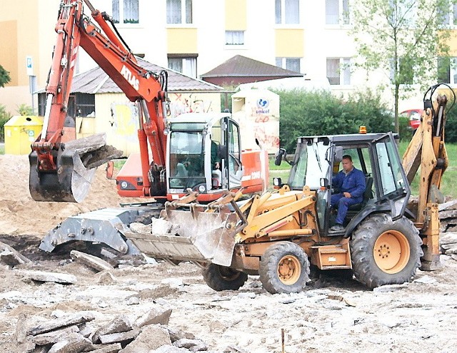 Pracownicy firmy "Kaszub" usuwają betonowe resztki nawierzchni starego boiska