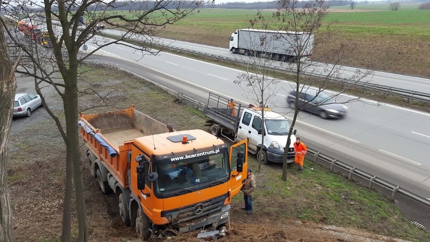 Kierowca ciężarówki wjechał na 129. kilometrze autostrady A4...