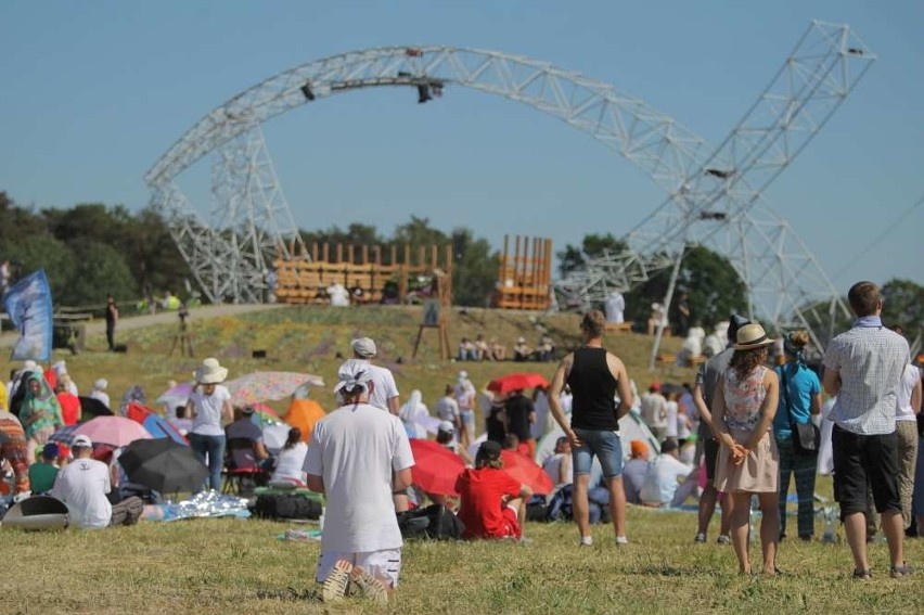 Lednica 2015: Tysiące młodych ludzi, śpiewy, modlitwa i upał