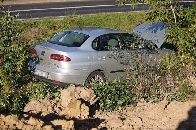 Po pęknięciu opony w seacie cordobie, kierowca stracił nad pojazdem panowanie i auto dachowało.