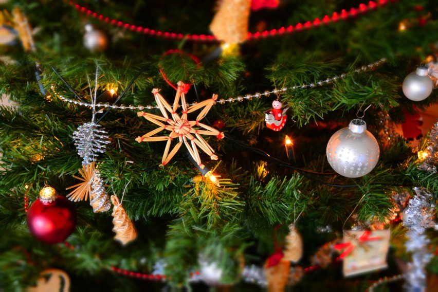 Ręcznie robione łańcuchy na choinkę, bombki i gwiazdki. Ozdoby na Boże Narodzenie DIY. Jak łatwo zrobić ozdoby na Boże Narodzenie? 