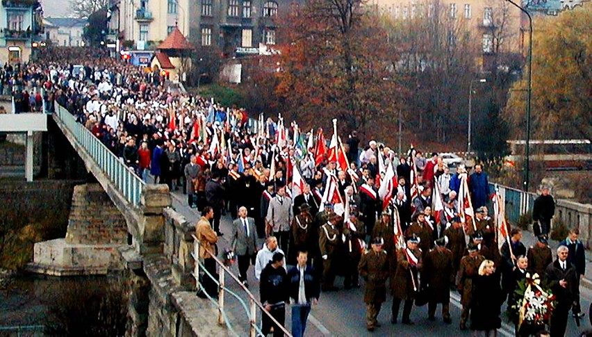 Tak dwie dekady temu sądeczanie żegnali ks. prałata Stanisława Lisowskiego [ZDJĘCIA ARCHIWALNE]