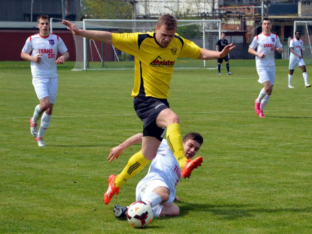 Maciej Domurat (w żółtej koszulce) po przerwie pojawił się na boisku, ożywiając działania ofensywne trzebinian.