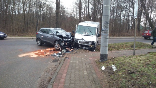 Czołowe zderzenie na trasie Słupsk-Głobino. Dwie osoby w szpitalu.