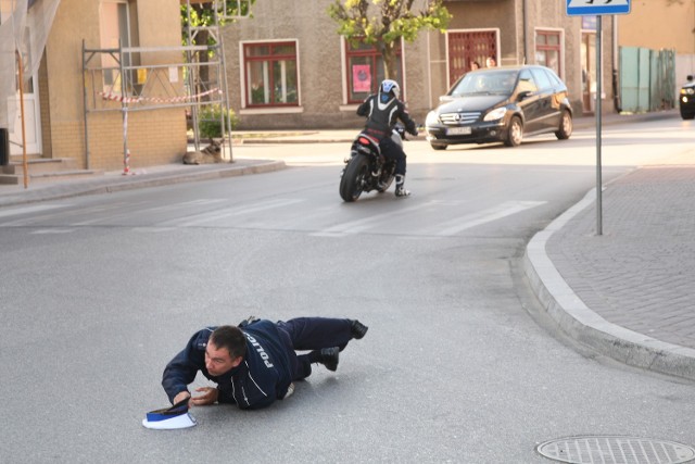 Motocyklista potrącił policjanta i uciekł w Chmielniku.