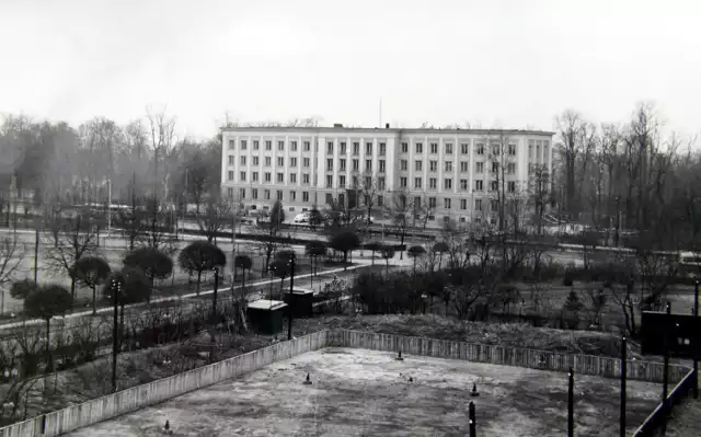 Zdjęcie z przełomu 1953 i 1954 roku. Teatru w Budowie jeszcze nie ma. Widoczny budynek to Komitet Wojewódzki PZPR, wybudowany kosztem Ogrodu Saskiego.