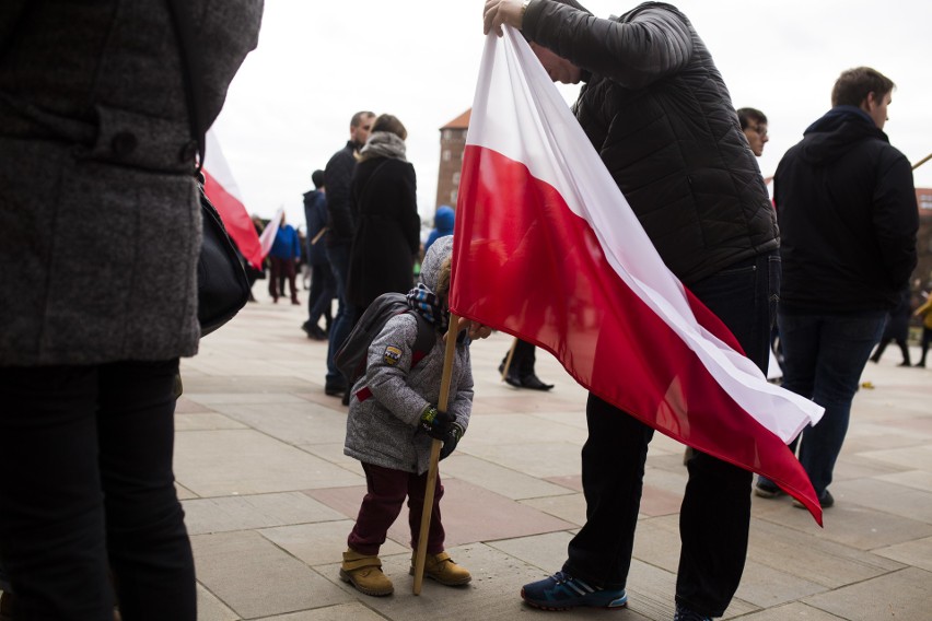 Kraków. Pochód patriotyczny z Wawelu na Rynek [ZDJĘCIA]