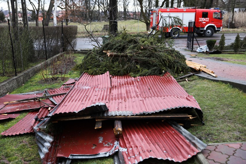 Przy ul. Wrony uszkodzony został dach jednego z domów. Trwa...