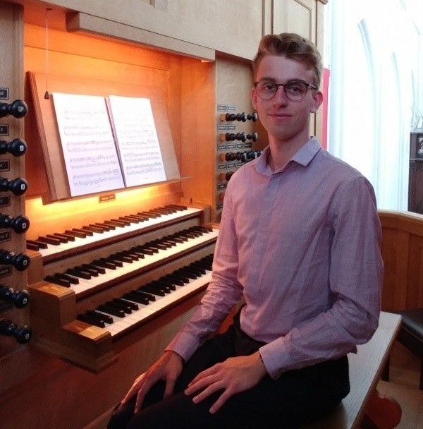 W czwartek podczas Staromiejskiego Koncertu Organowego "Oblicza romantyzmu" na farnych organach Ladegasta zagra Jakub Kapała.