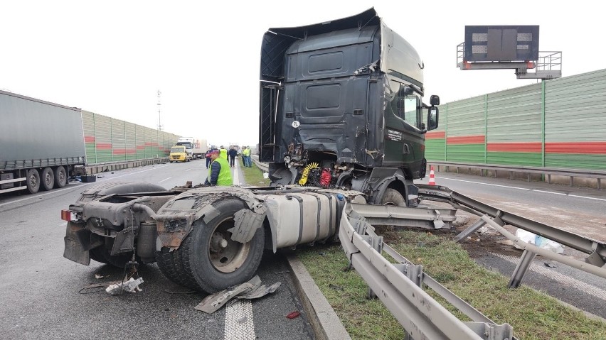 Wypadek na S8 w Piotrkowie! Zderzenie dwóch ciężarówek. Jedna osoba ranna. Trasa na Katowice zablokowana [ZDJĘCIA]