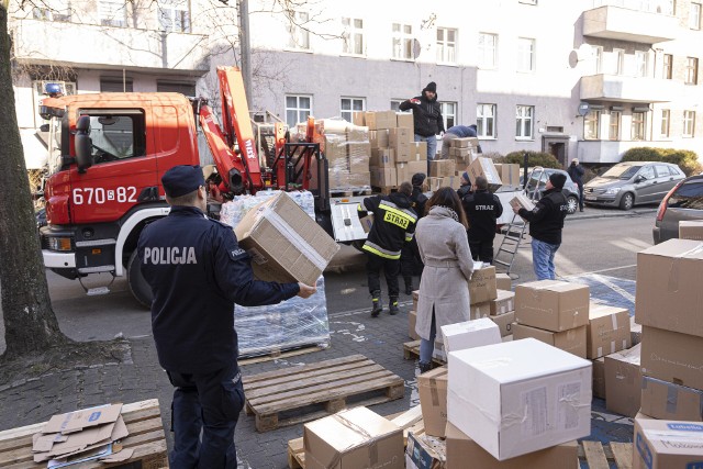 Medycy z Zabrza na Ukrainę wysłali paczki, w których znalazły się m.in. środki opatrunkowe, dezynfekcyjne oraz leki przeciwbólowe. Zobacz kolejne zdjęcia. Przesuwaj zdjęcia w prawo - naciśnij strzałkę lub przycisk NASTĘPNE