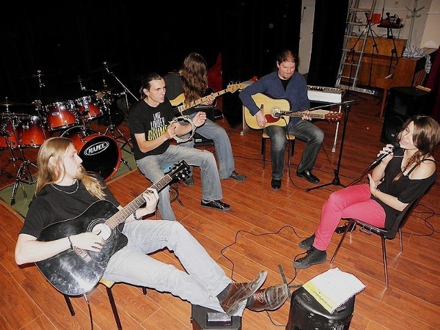 Inowrocławski zespół krótko po powstaniu odniósł spektakularny sukces. Dotarł do wielkiego finału programu "Must be the Music".
