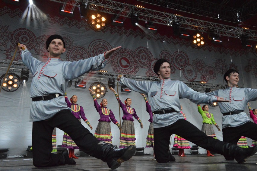 Rumuni zaskoczyli publiczność krakowiakiem, a Indonezyjczycy "tańcem tysiąca rąk"