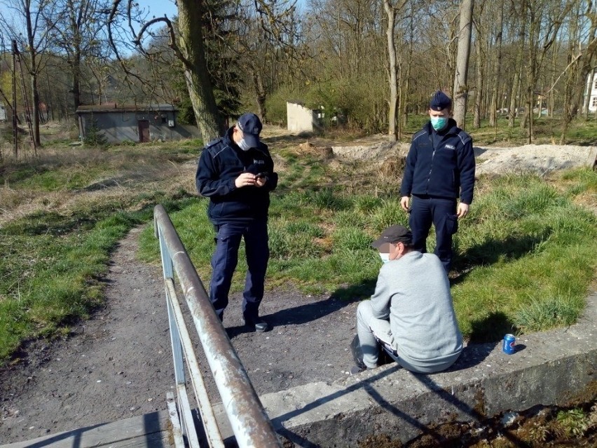 Mieszkańcy powiatu krakowskiego łamią zasady kwarantanny. Policjanci sypią kary za gromadzenie się 