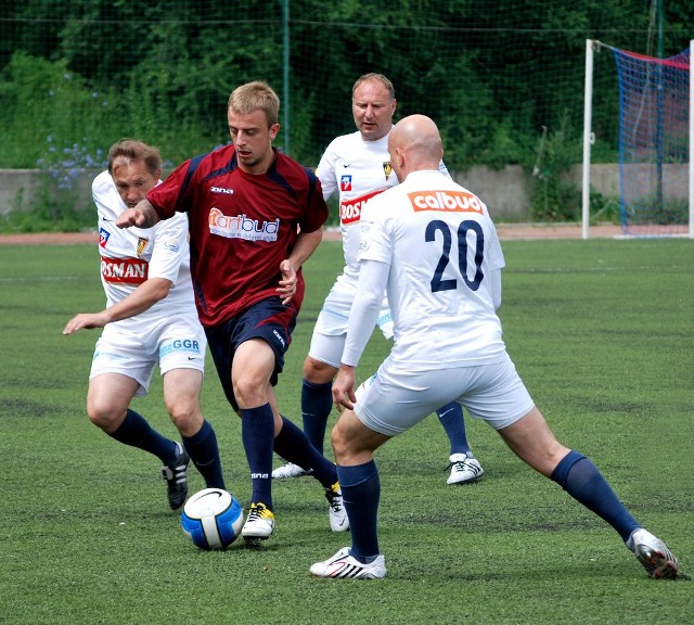 Kamil Grosicki (w środku) do Szczecina wpada okazjonalnie, jak np. na charytatywny mecz lekarzy z byłymi Portowcami (mija od lewej: Mariusza Kurasa, Dariusza Adamczuka i Macieja Kaczorowskiego).