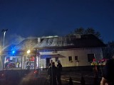 Pożar domu pod Wrocławiem. 7 zastępów strażaków w akcji (ZDJĘCIA)