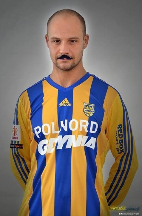 Piłkarze Arki Gdynia z wąsami. Zespół wspiera akcję "Movember" [ZDJĘCIA]