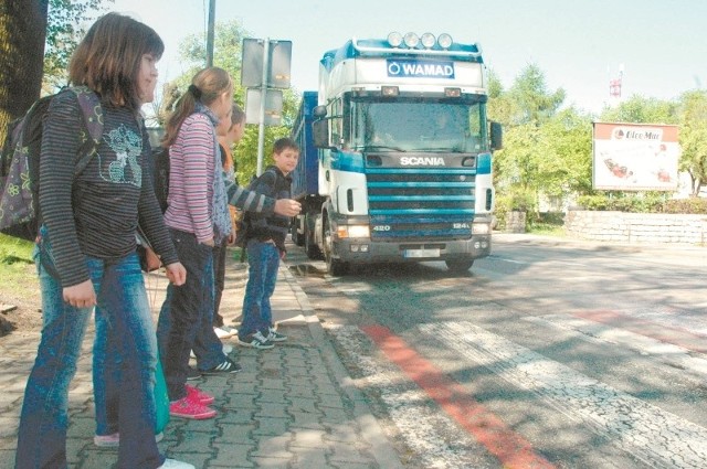 Na Wielkim Przedmieściu przy drodze krajowej są aż cztery szkoly. Na zdjęciu uczniowie z podstawówki nr 2. (fot. Radosław Dimitrow)
