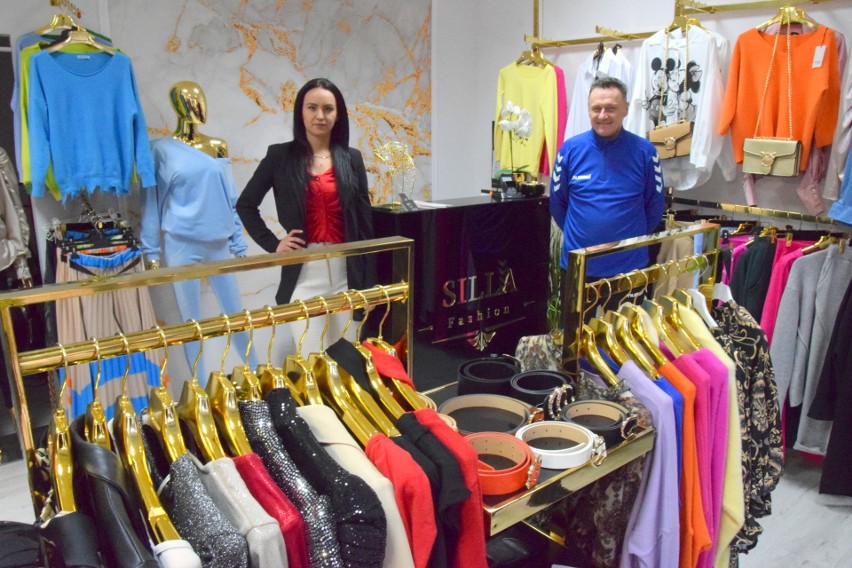 Były piłkarz Korony Kielce, obecnie trener Nidy Pińczów Waldemar Szpiega pomaga córce prowadzić butik Silla Fashion. Mamy zdjęcia i wideo  