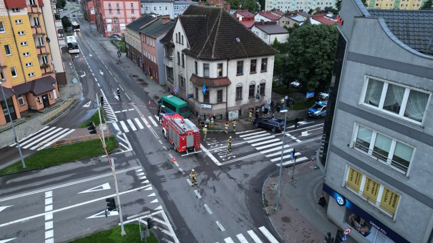 Groźna kolizja w Lęborku. Bus uderzony przez vw passata omal nie potrącił pieszych  