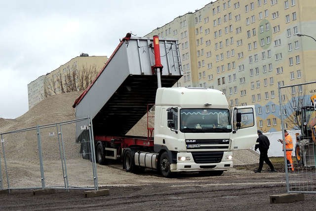 Hałda tłucznia na Skarpie to znak, że przebudowa ulicy Konstytucji 3 Maja właśnie się rozpoczęła