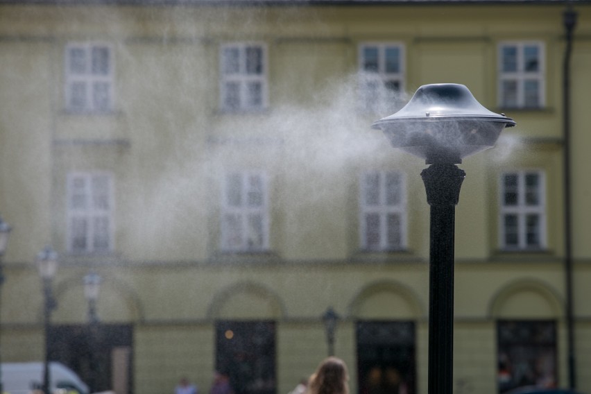 Nietypowa kurtyna wodna chłodzi krakowian [ZDJĘCIA]