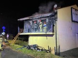 Nocny pożar domu w Czeladzi. Dwie poszkodowane osoby trafiły do szpitala 