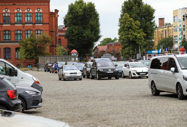 Więcej zdjęć i szczegółów na kolejnych stronach >>>>>Parking na placu św. Katarzyny jest obecnie bardzo popularny.