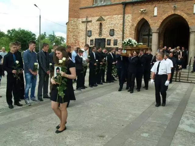 Msza św. pogrzebowa została odprawiona w kościele parafialnym w Długosiodle