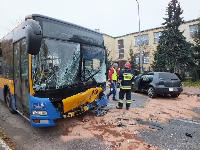 Volkswagen golf zderzył się z miejskim autobusem.