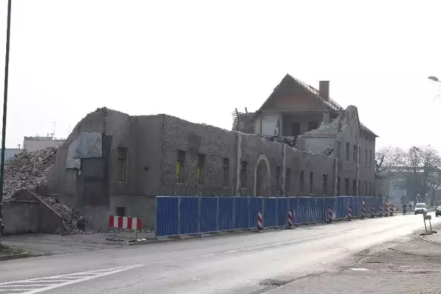 Stary szpital w Oleśnie został w częściowo rozebrany. Kiedyś był to okazały dwupiętrowy budynek z wieżą. Teraz został tylko kawałek muru na parterze.[yt]nOrlqQVRErw[/yt]