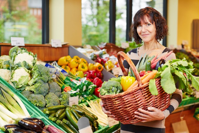 Warzywa i owoce powinny pojawiać się w diecie w ilości pięciu porcji. To wcale nie mało, co warto uwzględnić przy zakupach.