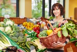 Co najlepiej jeść po 40. roku życia? Zobacz, jak opóźnić i złagodzić objawy menopauzy – oraz nie przytyć. Zasady diety po czterdziestce