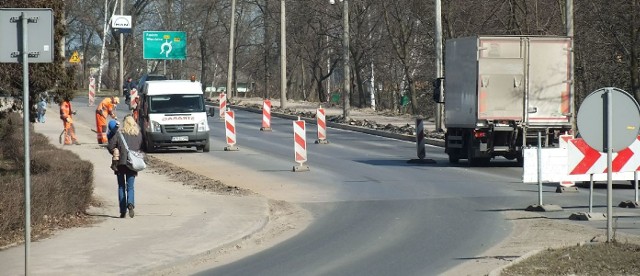 Ulica Radomska prawie gotowa. Pracownicy firmy Strabag układają instalacje do odprowadzania wody deszczowej, potem zostanie położona warstwa ścieralna.