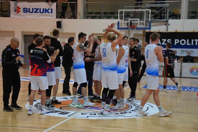 Zgodnie z oczekiwaniami wygrali koszykarze Weegree AZS Politechnika Opolska, natomiast przedstawiciele Pogoni Prudnik nie sprawili niespodzianki w Łańcucie.