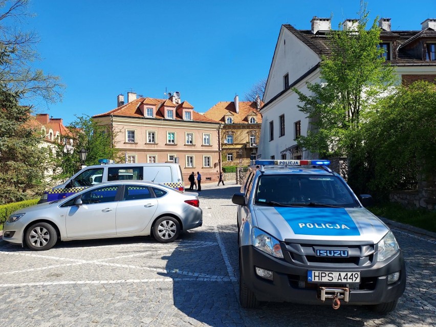 Alarm bombowy w Sandomierzu. Ewakuowano pracowników Urzędu Miejskiego i Skarbowego! [ZDJĘCIA]