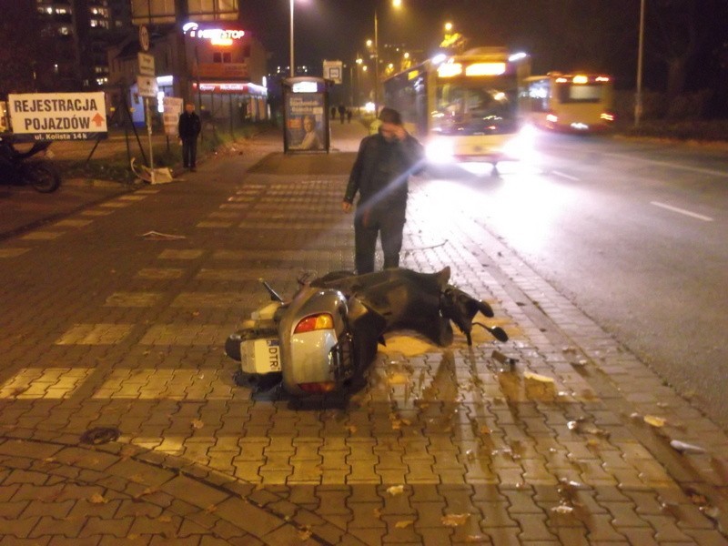 Wrocław: Wypadek na Kozanowskiej. Samochód zderzył się ze skuterem (ZDJĘCIA)