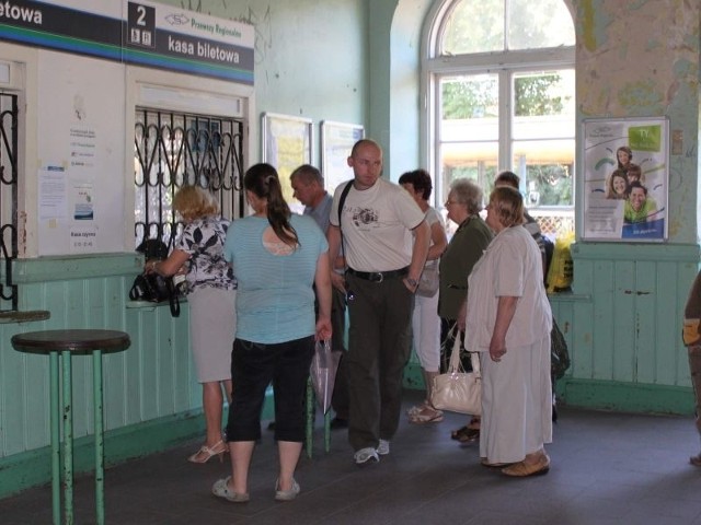 Od rana przy kasie biletowej na aleksandrowskim dworcu podróżni ustawiali się w kolejce. Głównie po to, by zorientować się, czy dojadą do celu pociągiem, czy muszą radzić sobie w inny sposób.