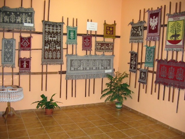 Wystawę "Janowskie tkaniny dwuosnowowe" można oglądać w Bibliotece Publicznej w Sokółce.