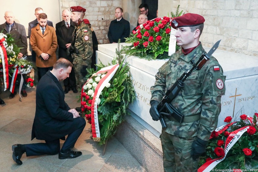 Kraków. Obchody 9. rocznicy katastrofy smoleńskiej. Prezydent Andrzej Duda na Wawelu i na cmentarzu Rakowickim