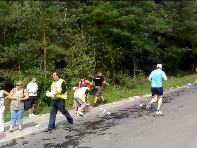 Organizatorzy zbierali plastikowe kubki wyrzucone przez zawodników, ponownie napełniali je wodą i podawali kolejnym biegaczom.