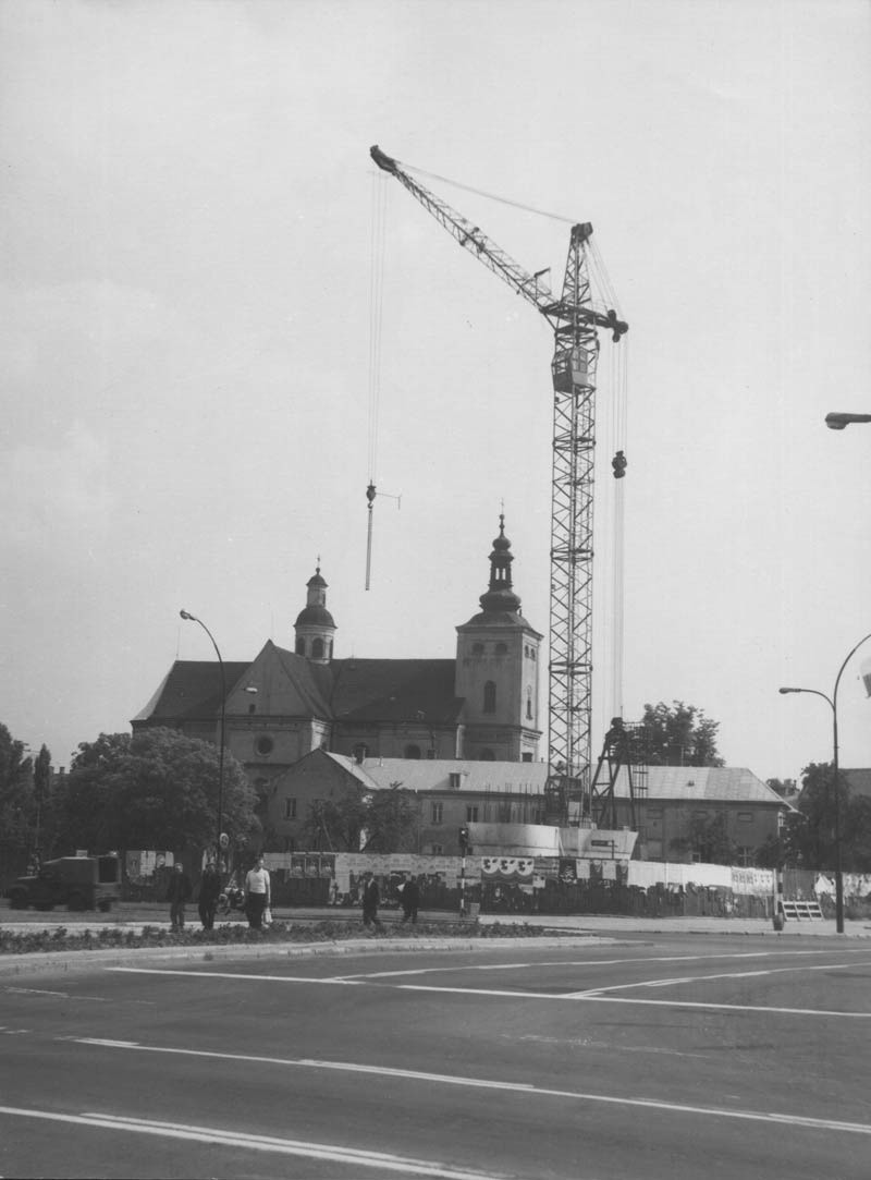 Pierwsze kręgi korpusu pomnika, czerwiec 1972 rok