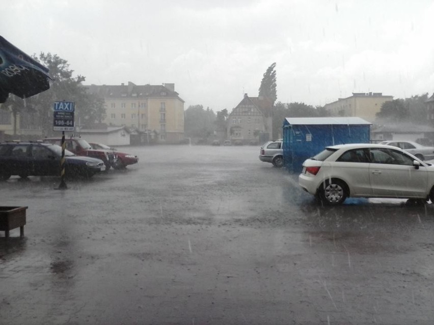 Deszcz zaskoczył Czytelniczkę wychodzącą ze sklepu w centrum...